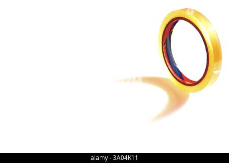 Transparentes Klebeband auf weißem Hintergrund Stockfoto