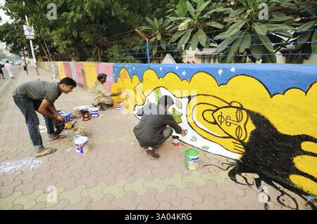 Graffiti-Wände in Lower Parel, Bombay, Mumbai, Maharashtra : India NOMR Stockfoto