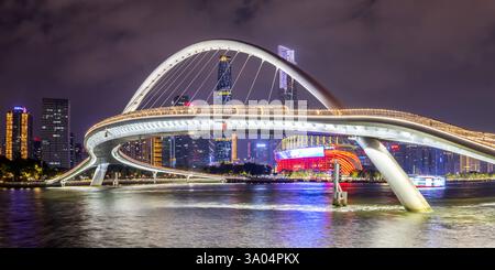 Guangzhou Skyline mit Haixin Bridge am über den Perlfluss Hochhäuser Panorama bei Nacht in Guangzhou, China Guangzhou, China - 2. April 2024: Guangzhou Skyline mit Haixin Bridge am über den Perlfluss Hochhäuser Panorama bei Nacht in Guangzhou, China. *** Guangzhou Skyline mit Haixin Bridge auf über dem Perlfluss Wolkenkratzer Panorama bei Nacht in Guangzhou, China Guangzhou, China 2. April 2024 Guangzhou Skyline mit Haixin Bridge auf über dem Perlfluss Wolkenkratzer Panorama bei Nacht in Guangzhou, China Stockfoto