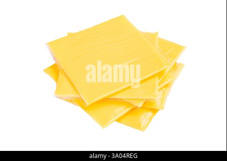 Quadratische Scheiben von verarbeitetem Cheddar-Käse in einzelnen Kunststoffverpackungen isoliert auf weißem Hintergrund. Stockfoto