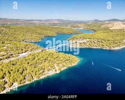 Der Charme Dalmatiens und seiner Inseln vom Himmel aus gesehen in Kroatien Stockfoto