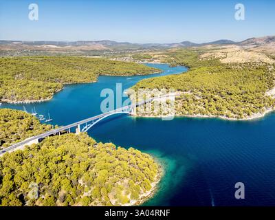 Der Charme Dalmatiens und seiner Inseln vom Himmel aus gesehen in Kroatien Stockfoto