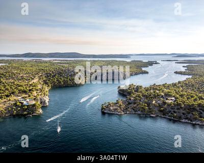 Der Charme Dalmatiens und seiner Inseln vom Himmel aus gesehen in Kroatien Stockfoto