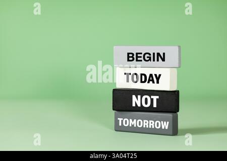 Beginnen Sie Heute Und Nicht Morgen. Worte auf Holzklötzen. Inspirierender Slogan. Geschäftsaktivität. Motivationsangebote für Unternehmen, Start-ups und Erfolg. Stockfoto