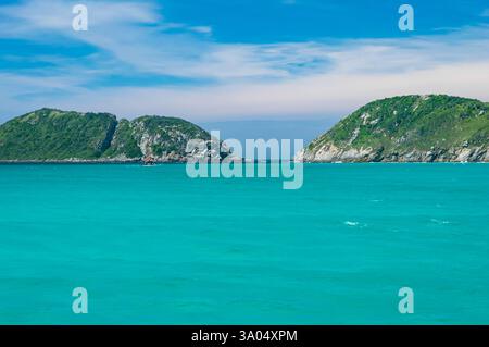 Fernsicht auf den schmalen Ausgang der Bucht von Guriri zum Atlantischen Ozean zwischen Ilha do Farol und Pontal do Atalaia unter dem blauen Sommerhimmel. Stockfoto