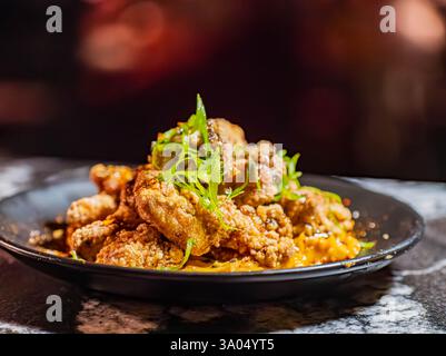 Nahaufnahme von frittierten Hühnerflügeln in Texas Stockfoto