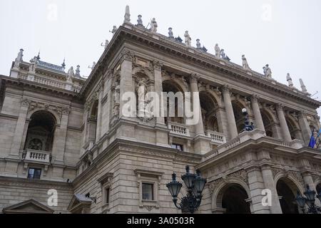 Seitenansicht der verzierten Außenfassade des Wahrzeichens der Oper Budapest, Budapest, Ungarn Stockfoto