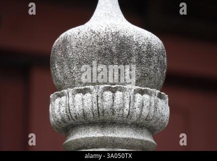 Antike, aus Stein geschnitzte Ornamente im Hashimoto Yakusi-Do Tempel in den Bezirken des Sensō-JI Buddhistischen Tempels in Asakusa, Tokio Japan. Stockfoto