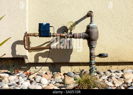 Rohrleitungssystem für den Außenbereich, Wasserregler aus Messing, Manometer und Kupferrohre. Stockfoto