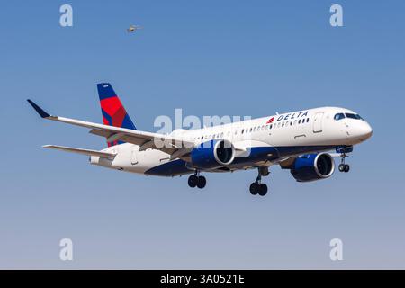 Delta Air Lines Airbus A220-300 Flugzeug Flughafen Burbank in den USA Burbank, USA - 10. Oktober 2024: Ein Airbus A220-300 Flugzeug der Delta Air Lines mit dem Kennzeichen N314DU auf dem Flughafen Burbank, USA. *** Delta Air Lines Airbus A220 300 Flugzeug Burbank Airport in den USA Burbank, USA 10. Oktober 2024 ein Airbus A220 300 Flugzeug von Delta Air Lines mit der Registrierung N314DU am Flughafen Burbank, USA Stockfoto