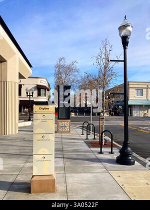 Wegweiser in der Innenstadt von Sunnyvale zeigen Informationen zur historischen Murphy Avenue, Caltrain und den nahegelegenen Straßen - Sunnyvale, CA Stockfoto