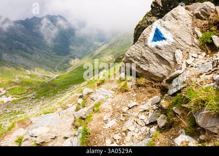 Steiler Hang des fagaras Berges. Berglandschaft rumäniens im Sommer. Das ferne Tal in Wolken Stockfoto