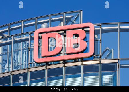 Logo der DB Deutsche Bahn am Bahntower am Potsdamer Platz in Berlin, Deutschland Berlin, Deutschland - 22. September 2024: Logo der DB Deutsche Bahn am Bahntower am Potsdamer Platz in Berlin. *** DB Deutsche Bahn-Logo auf dem Eisenbahnturm am Potsdamer Platz in Berlin, Deutschland Berlin, Deutschland 22. September 2024 DB Deutsche Bahn-Logo auf dem Eisenbahnturm am Potsdamer Platz in Berlin Stockfoto