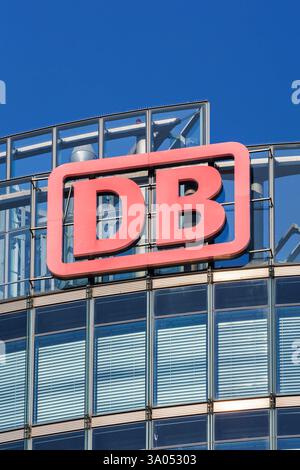 Logo der DB Deutsche Bahn am Bahntower am Potsdamer Platz in Berlin, Deutschland Berlin, Deutschland - 22. September 2024: Logo der DB Deutsche Bahn am Bahntower am Potsdamer Platz in Berlin. *** DB Deutsche Bahn-Logo auf dem Eisenbahnturm am Potsdamer Platz in Berlin, Deutschland Berlin, Deutschland 22. September 2024 DB Deutsche Bahn-Logo auf dem Eisenbahnturm am Potsdamer Platz in Berlin Stockfoto