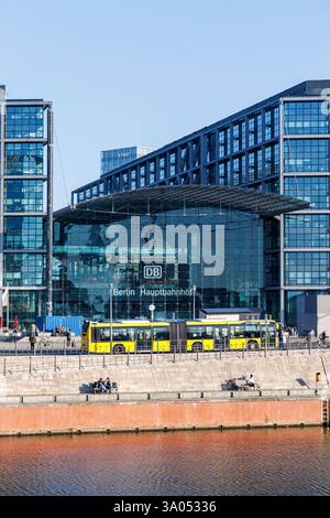 Bahnhof Berlin Hauptbahnhof der Deutschen Bahn DB in Berlin, Deutschland Berlin, Deutschland - 22. September 2024: Bahnhof Berlin Hauptbahnhof der Deutschen Bahn DB in Berlin, Deutschland. *** Berliner Hauptbahnhof der Deutschen Bahn DB in Berlin, Deutschland Berlin, Deutschland 22. September 2024 Berlin Hauptbahnhof der Deutschen Bahn DB in Berlin, Deutschland Stockfoto