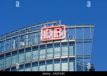 Logo der DB Deutsche Bahn am Bahntower am Potsdamer Platz in Berlin, Deutschland Berlin, Deutschland - 22. September 2024: Logo der DB Deutsche Bahn am Bahntower am Potsdamer Platz in Berlin. *** DB Deutsche Bahn-Logo auf dem Eisenbahnturm am Potsdamer Platz in Berlin, Deutschland Berlin, Deutschland 22. September 2024 DB Deutsche Bahn-Logo auf dem Eisenbahnturm am Potsdamer Platz in Berlin Stockfoto