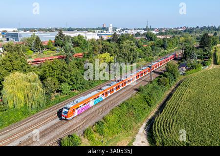 Zug der S-Bahn Stuttgart betreibt von der Deutschen Bahn DB Regio Luftbild in Kornwestheim, Deutschland Kornwestheim, Deutschland - 6. September 2024: Zug der S-Bahn Stuttgart betreibt von der Deutschen Bahn DB Regio Luftbild in Kornwestheim. *** Zug der S-Bahn Stuttgart betrieben von der Deutschen Bahn DB Regio Aerial View in Kornwestheim, Deutschland 6. September 2024 Zug der S-Bahn Stuttgart betrieben von der Deutschen Bahn DB Regio Aerial View in Kornwestheim, Deutschland Stockfoto
