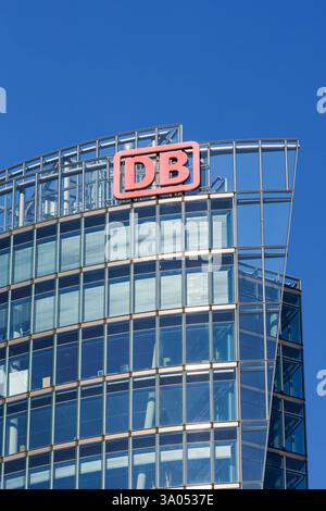 Logo der DB Deutsche Bahn am Bahntower am Potsdamer Platz in Berlin, Deutschland Berlin, Deutschland - 22. September 2024: Logo der DB Deutsche Bahn am Bahntower am Potsdamer Platz in Berlin. *** DB Deutsche Bahn-Logo auf dem Eisenbahnturm am Potsdamer Platz in Berlin, Deutschland Berlin, Deutschland 22. September 2024 DB Deutsche Bahn-Logo auf dem Eisenbahnturm am Potsdamer Platz in Berlin Stockfoto