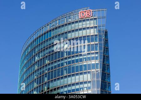Logo der DB Deutsche Bahn am Bahntower am Potsdamer Platz in Berlin, Deutschland Berlin, Deutschland - 22. September 2024: Logo der DB Deutsche Bahn am Bahntower am Potsdamer Platz in Berlin. *** DB Deutsche Bahn-Logo auf dem Eisenbahnturm am Potsdamer Platz in Berlin, Deutschland Berlin, Deutschland 22. September 2024 DB Deutsche Bahn-Logo auf dem Eisenbahnturm am Potsdamer Platz in Berlin Stockfoto