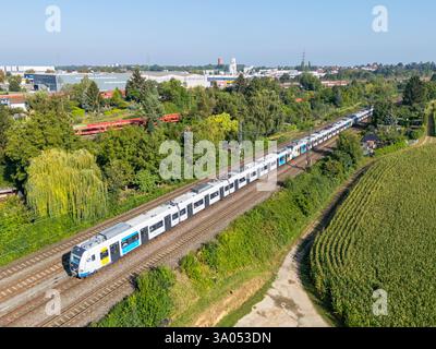 Zug der S-Bahn Stuttgart betreibt von der Deutschen Bahn DB Regio Luftbild in Kornwestheim, Deutschland Kornwestheim, Deutschland - 6. September 2024: Zug der S-Bahn Stuttgart betreibt von der Deutschen Bahn DB Regio Luftbild in Kornwestheim. *** Zug der S-Bahn Stuttgart betrieben von der Deutschen Bahn DB Regio Aerial View in Kornwestheim, Deutschland 6. September 2024 Zug der S-Bahn Stuttgart betrieben von der Deutschen Bahn DB Regio Aerial View in Kornwestheim, Deutschland Stockfoto