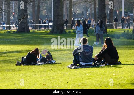 London, Großbritannien. März 2025. Besucher des St. James's Park genießen die Frühlingssonne, während Narzissen blühen. Die Sonne und die milderen Temperaturen werden die nächste Woche fortsetzen. Quelle: Eleventh Photography/Alamy Live News Stockfoto