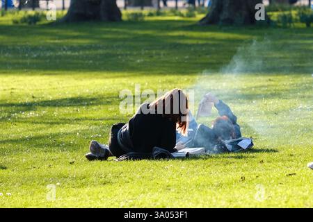 London, Großbritannien. März 2025. Besucher des St. James's Park genießen die Frühlingssonne, während Narzissen blühen. Die Sonne und die milderen Temperaturen werden die nächste Woche fortsetzen. Quelle: Eleventh Photography/Alamy Live News Stockfoto