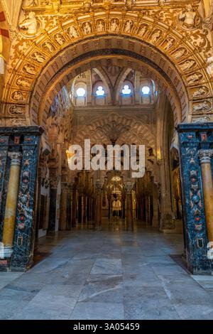 Vergoldete Hufeisenbögen in Cordobas Moschee-Kathedrale zeigen die Pracht der Umayyaden aus dem 10. Jahrhundert und die christliche Umkehr in Andalusien von 1236 Stockfoto