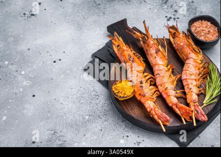 Fischspieße mit gegrillten roten argentinischen Garnelen, Garnelen Langostino Austral. Grauer Hintergrund. Draufsicht. Stockfoto