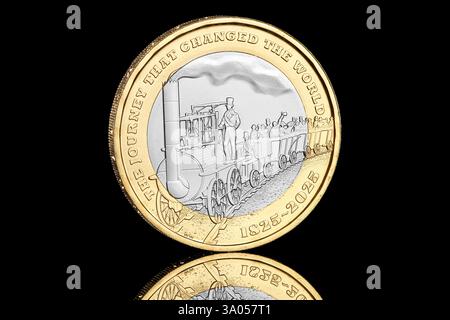 2025 britische König Karl III. £2-Münze zum 200. Jahrestag der Erfindung der modernen Eisenbahn- und Dampflokomotive Stockfoto