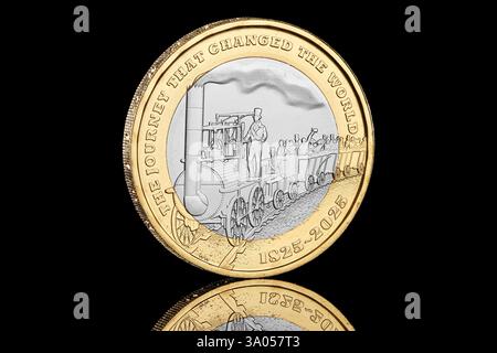 2025 britische König Karl III. £2-Münze zum 200. Jahrestag der Erfindung der modernen Eisenbahn- und Dampflokomotive Stockfoto