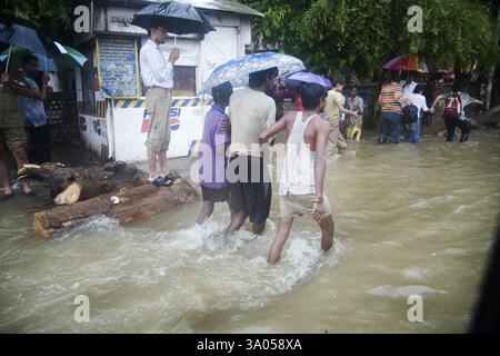 Saison Monsun, Wasserabholzung auf der Straße aufgrund von starkem Regen am 5. Juli 2006, Mumbai Bombay, Maharashtra, Indien, Asien Stockfoto