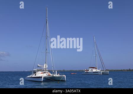 Segelkatamaran, Katamaran, Segelschiff, zwei, vor Anker im offenen Meer, Fakarava Atoll, Tuamotu Archipel, Pazifik, Tahiti, Gesellschaftsinseln, Lee Stockfoto