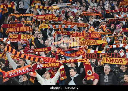 Stadio Olimpico, Rom, Italien. März 2025. Fußball der Serie A; Roma versus Como; Romas-Fans zeigen ihre Unterstützung. Credit: Action Plus Sports/Alamy Live News Stockfoto