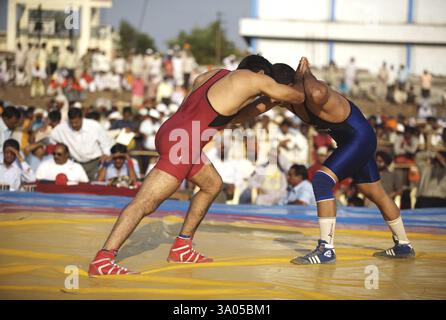 Wrestler India Pakistan Wrestling Match, Weihe des ewigen Sikh Guru Granth Sahib auf dem Khalsa Sports Ground, Nanded Stockfoto