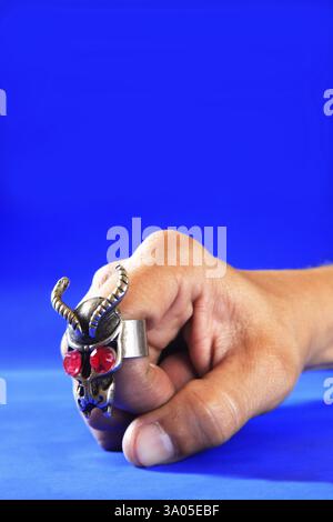Moderner Modering auf Finger, blauer Hintergrund, Bombay Mumbai, Maharashtra, Indien MR#201 Stockfoto