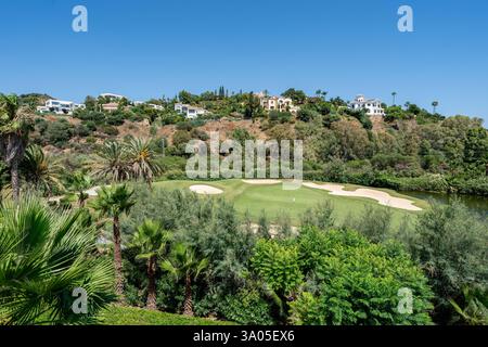 Ein Landschaftsbild eines mediterranen Golfplatzes an der Costa Del Sol Stockfoto