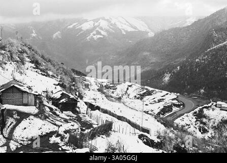 Dorf im Winter in Schnee gehüllt, Arunachal Pradesh, Indien 1982 Stockfoto