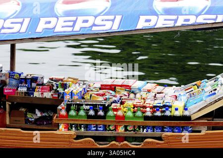 Laden Sie in Kanu Shikara in Dal Lake, Srinagar, Jammu und Kaschmir, Indien, Asien Stockfoto