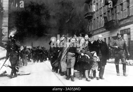 Der Warschauer Ghettoaufstand war 1943 der Akt des jüdischen Widerstands im Warschauer Ghetto im von Deutschland besetzten Polen während des Zweiten Weltkriegs, um sich den letzten Bemühungen des Nazi-Deutschlands zu widersetzen, die verbliebene Ghettobevölkerung in die Gaskammern der Vernichtungslager Majdanek und Treblinka zu transportieren. Stockfoto