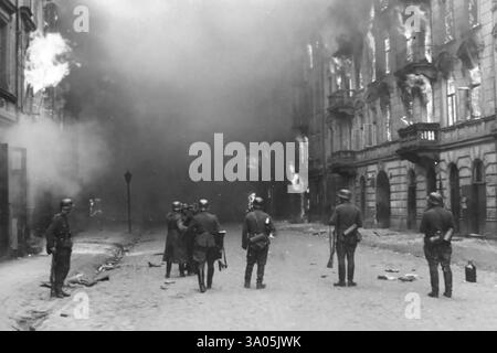 Der Warschauer Ghettoaufstand war 1943 der Akt des jüdischen Widerstands im Warschauer Ghetto im von Deutschland besetzten Polen während des Zweiten Weltkriegs, um sich den letzten Bemühungen des Nazi-Deutschlands zu widersetzen, die verbliebene Ghettobevölkerung in die Gaskammern der Vernichtungslager Majdanek und Treblinka zu transportieren. Stockfoto