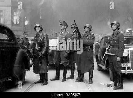 Der Warschauer Ghettoaufstand war 1943 der Akt des jüdischen Widerstands im Warschauer Ghetto im von Deutschland besetzten Polen während des Zweiten Weltkriegs, um sich den letzten Bemühungen des Nazi-Deutschlands zu widersetzen, die verbliebene Ghettobevölkerung in die Gaskammern der Vernichtungslager Majdanek und Treblinka zu transportieren. SS-Brigadeführer Jürgen Stroop (Mitte). Die zweite Straße rechts ist Heinrich Klaustermeyer. Der SD-Rottenführer rechts ist Josef Blösche an der Kreuzung Nowolipie 64/Smocza 1 Stockfoto