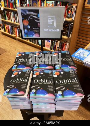 The Booker Prize Winner 2024, Exemplare von Orbital von Samantha Harvey, Buch zum Verkauf im örtlichen Buchladen Stockfoto
