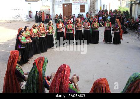 Frauen auf dem Land, die während der Saatam-Aatham-Puja-Feier in Mindiyada bei Anjaar, Kutch, Gujarat, Indien, Asien, Garbas spielen Stockfoto