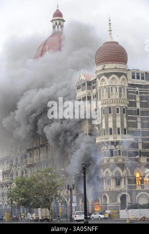 Feuer im Taj Mahal Hotel, nach einem Terroranschlag von Deccan Mujahideen am 26. November 2008 in Bombay Stockfoto