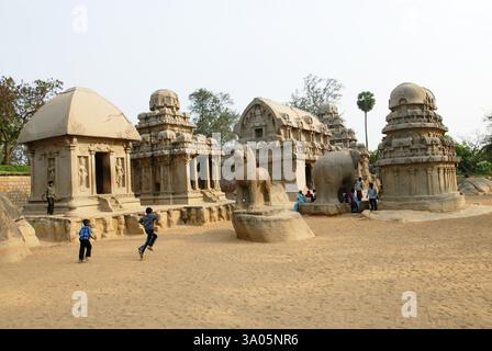 Fünf Rathas Pancha Rathas Tempel, erbaut im 7. Jahrhundert, Mahabalipuram Mamallapuram, Tamil Nadu, Indien, Asien Stockfoto