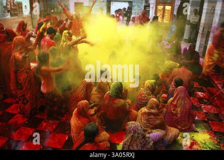 Priester spielt holi mit Gläubigen im Shyamji-Tempel in Jodhpur, Rajasthan, Indien, Asien Stockfoto