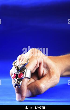 Moderner Modering auf Finger, blauer Hintergrund, Bombay Mumbai, Maharashtra, Indien MR#201 Stockfoto