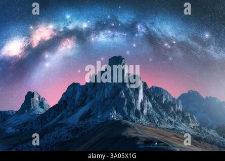 Milchstraße über majestätische Bergkette in sternenklarer Nacht Stockfoto