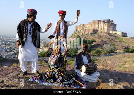 Kalbeliya Folk Dancer und Musiker im Meherangarh Fort, Jodhpur, Rajasthan, Indien NOMR Stockfoto