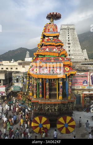 Streitwagenprozession während des Karthigai Deepam Festivals im Arunachaleshwara Tempel, der dem Herrn Shiva, Thiruvannamalai, gewidmet ist Stockfoto